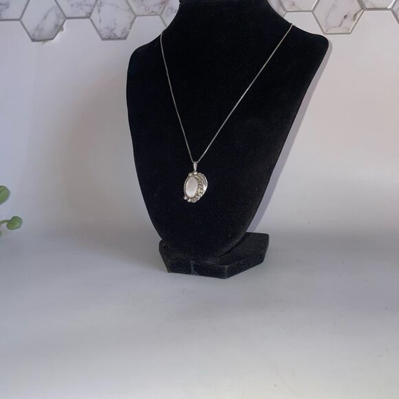 Vintage R.E. Lee Navajo Sterling Silver and Mother of Pearl Pendant Necklace - Picture 3 of 9